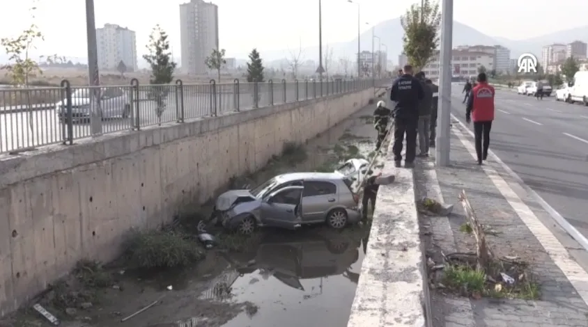 Otomobil Kanala Düştü ,Sürücü Yaralandı