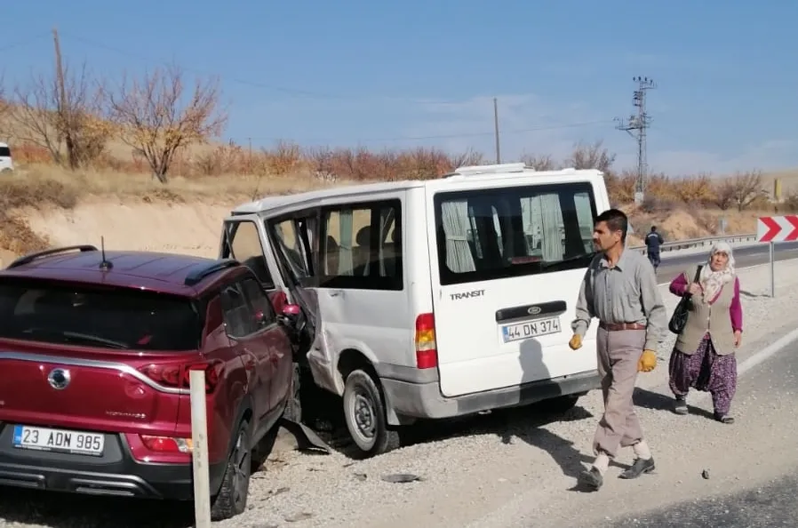 Darende’de Otomobil Minibüsle Çarpıştı : 5 Yaralı