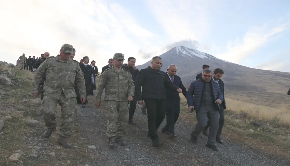 İçişleri Bakanı Yerlikaya, Türkiye-İran güvenlik duvarını inceledi