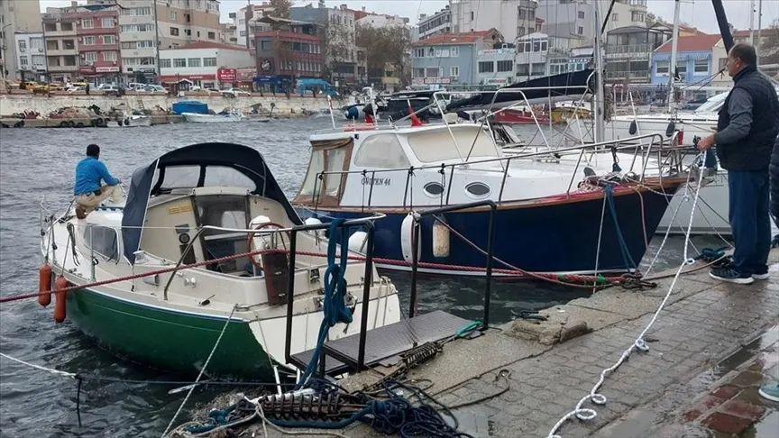 Kuvvetli Lodos Çanakkale’de Limandaki 2 Tekneyi Batırdı