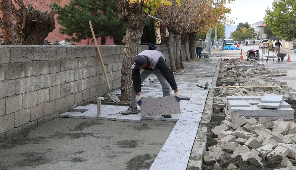 Erzincan,Soğuğa Karşı Kaldırım ve Binaları Andezit Taşıyla Kaplıyor