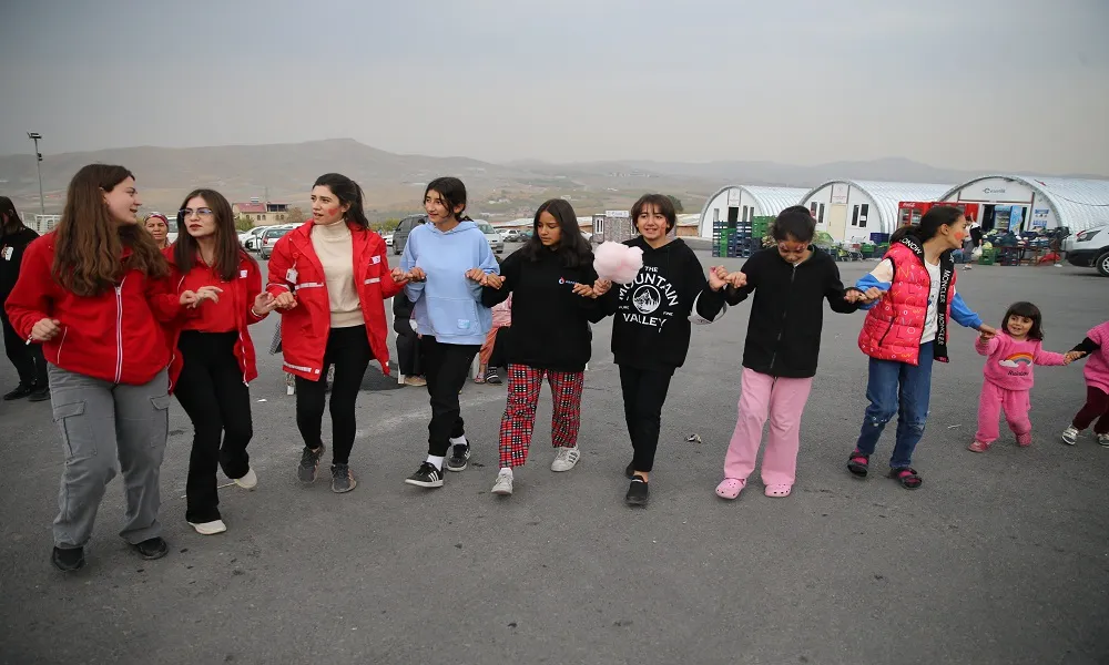 Malatya’da Türk Kızılay Gönüllüleri Depremzede Çocuklarla Sokak Oyunları Oynadı