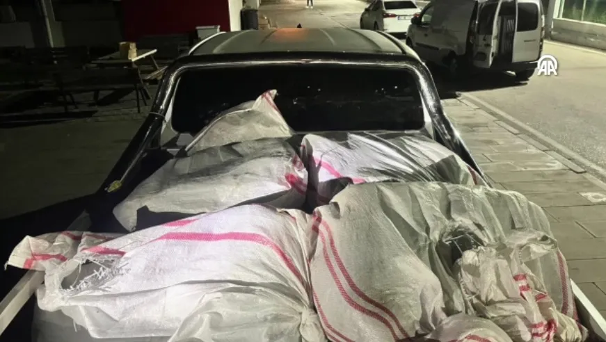 Polisten Kaçarken Lastiklerine Ateş Edilerek Durdurulan Pikaptan 122 Kilo Skunk Yakalandı 