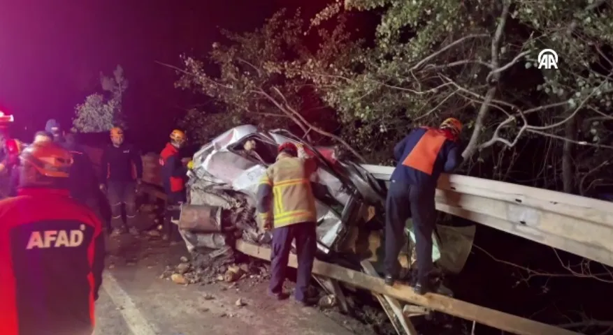Kamyon,Otomobile Çarptıktan 400 Metre Sonra Devrildi :  1 Ölü, 2 Ağır yaralı