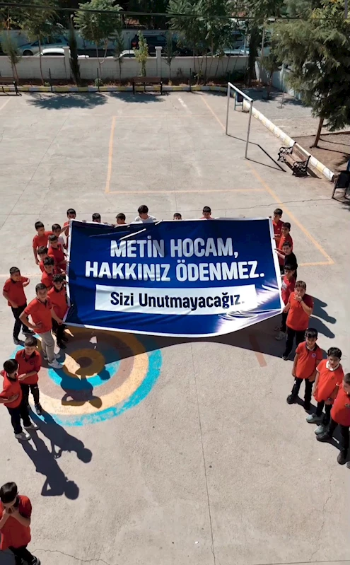 42 yıllık öğretmen, meslek hayatına sürpriz törenle veda etti