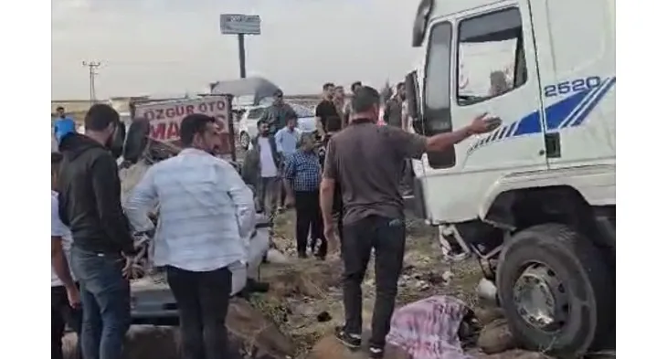 Diyarbakır’da kamyonla otomobil çarpıştı 1 ölü, 2 yaralı