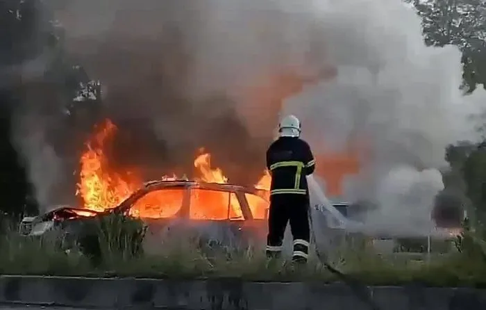 Çarpışan otomobiller alev aldı:1 ölü, 1 yaralı