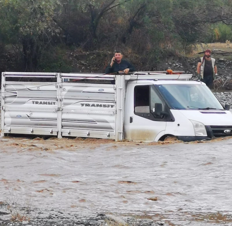 Sular yükselince kamyonetiyle çayda mahsur kalan sürücü kurtarıldı