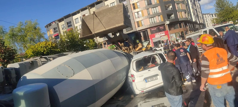 Beton mikseri, hafif ticari aracın üzerine devrildi: 3 yaralı