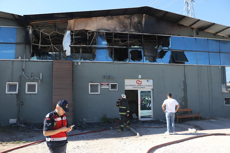 Otomobil yedek parça deposundaki yangın büyümeden söndürüldü