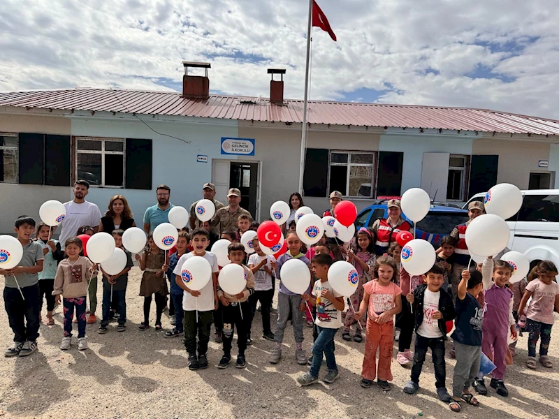 Diyarbakır’da jandarmadan öğrencilere moral ziyareti