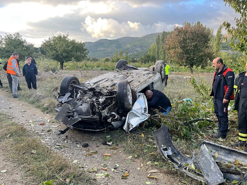 Tarlaya uçan otomobildeki kadın öldü, eşi ile 7 aylık oğlu yaralandı