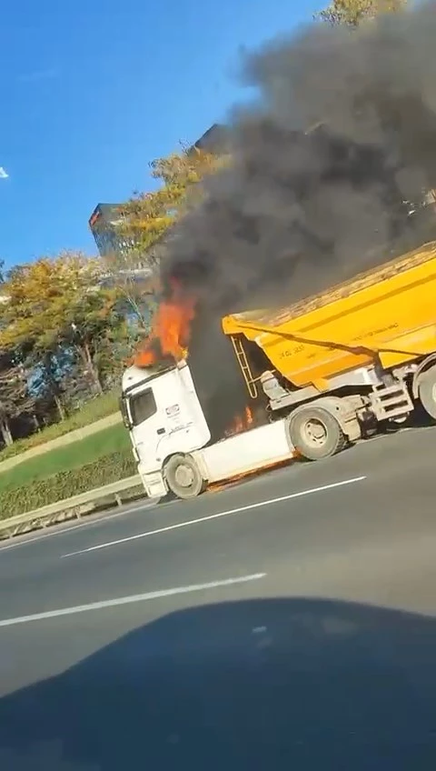 Ümraniye’de hafriyat kamyonu alev alev yandı 