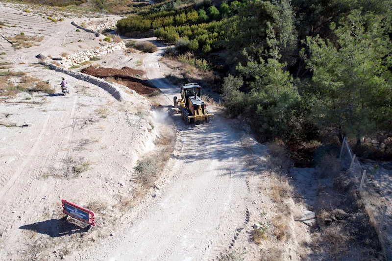 Akdeniz’de yeni yollar açılıyor, bozulan yollar yenileniyor 