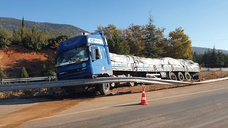 Yem yüklü TIR refüje çarpıp sürüklendi