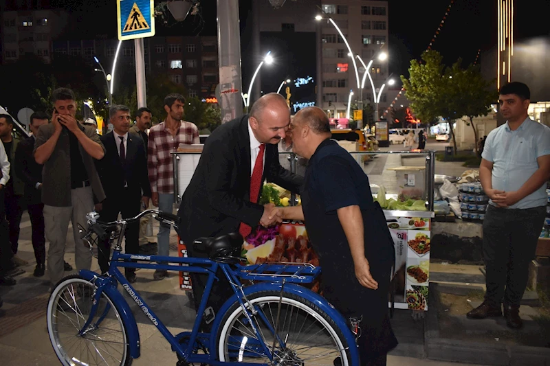 Çalınan bisikletini Vali, çiğköftelerini Bakan Yerlikaya aldı