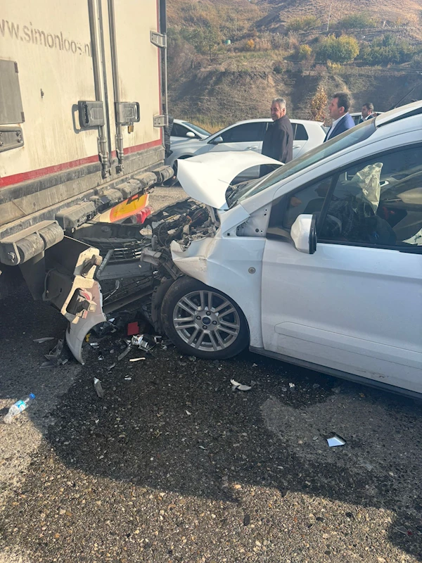 Diyarbakır’da 3 TIR ve 3 otomobilin karıştığı zincirleme kazada 8 yaralı