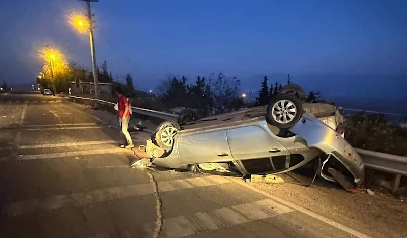 Köpeğe çarpmamak için ani manevra yaptı, takla atan otomobilde yaralandı