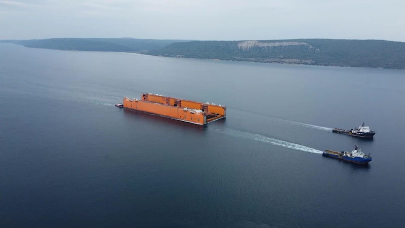 Yüzer havuzun geçişinde Çanakkale Boğazı, gemilere tek yönlü kapatıldı