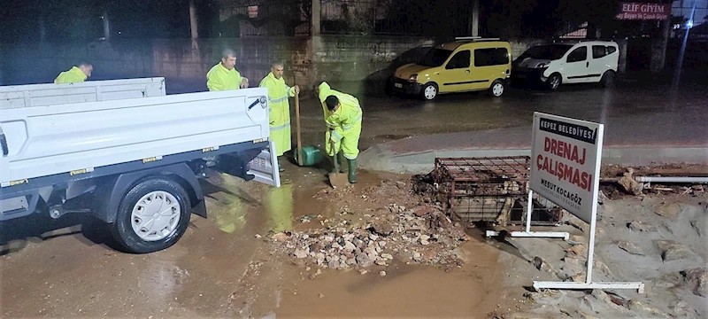 Kepez’den su taşkınına karşı gece mesaisi