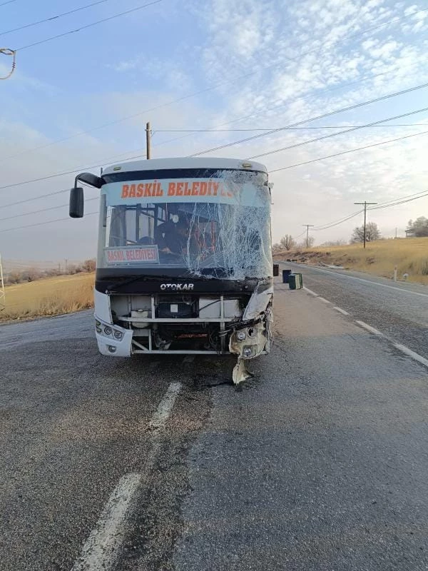 Elazığ’da belediye otobüsü ile kamyonet çarpıştı: 4 yaralı