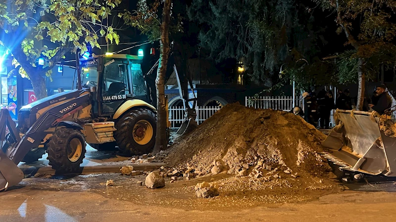 Belediye personeli gibi giyinip, kent merkezinde iş makinesiyle define aradılar