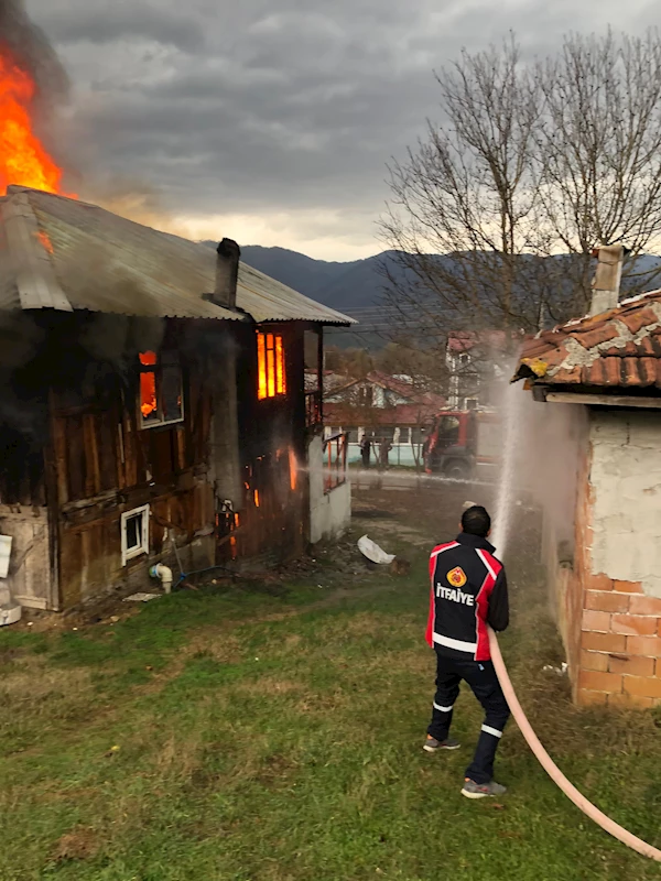 2 katlı ahşap ev yandı