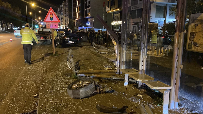 Otomobil, otobüs durağına daldı; 3 üniversite öğrencisi yaralandı