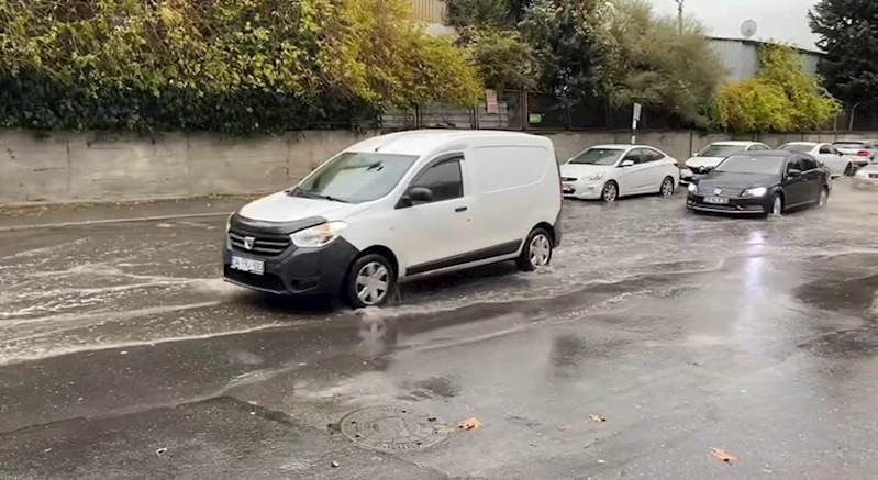 İstanbul - Küçükçekmece’de sağanak yağış sonrası cadde göle döndü 