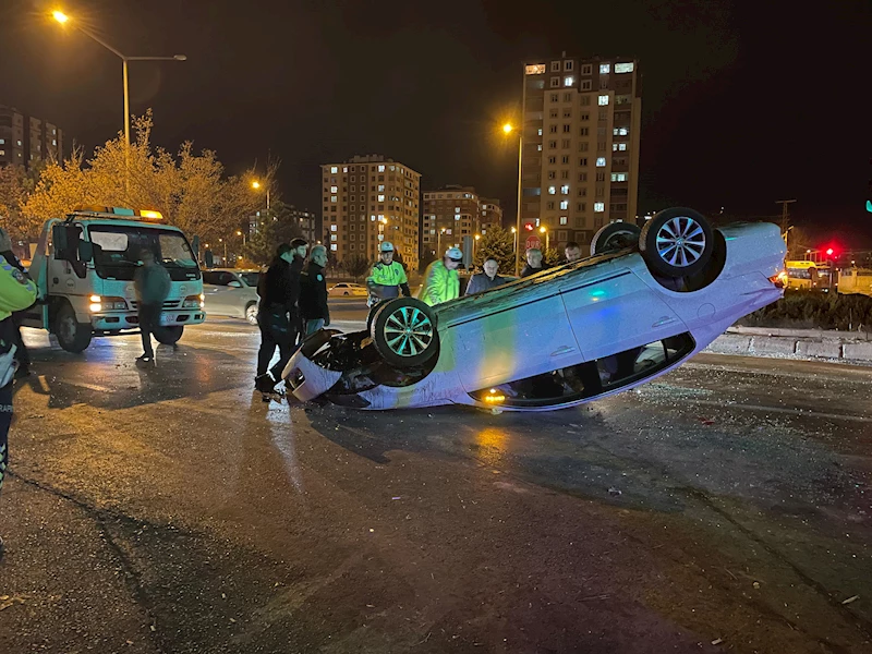 15 yaşındaki sürücünün kullandığı otomobil, kırmızı ışıktaki 2 otomobile çarptı: 4 yaralı