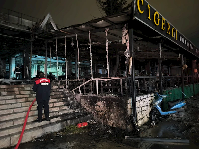 Isıtıcının perdeyi tutuşturmasıyla 2 katlı ahşap restoran kül oldu; 1 kişi öldü, 16 kişi yangından etkilendi (3)