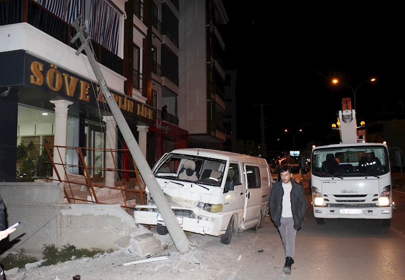 Aksaray’da minibüs elektrik direğine çarptı: 3  kişi yaralandı, sürücü kaçtı 