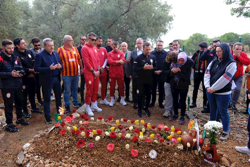 Galatasaraylı oyuncular, teknik heyet ve yönetim Yiğit’in mezarını ziyaret etti