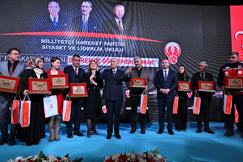 Bahçeli, deprem bölgesi öğretmenlerine plaket verdi