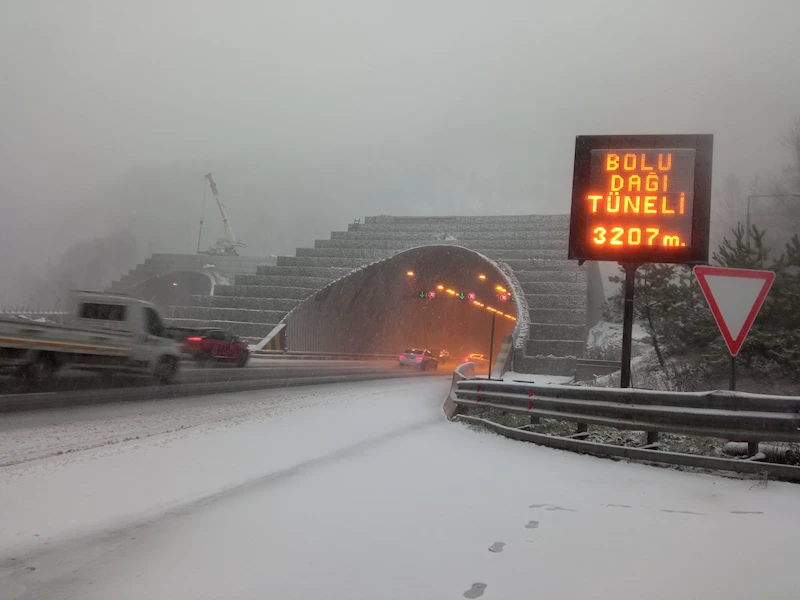 Bolu Dağı geçişinde kar yağışı