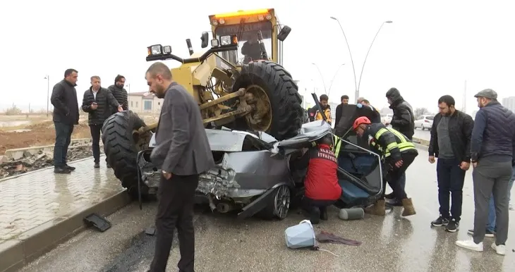 Elazığ’da kontrolden çıkan otomobil,iş makinesinin altına girdi;sürücü öldü