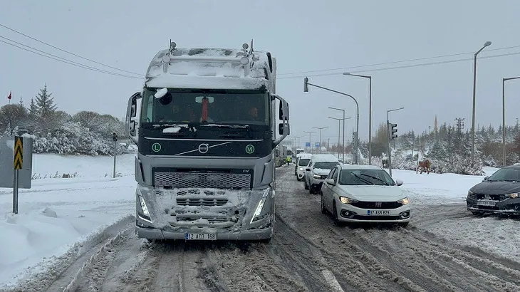 Nevşehir-Aksaray kara yolu kar nedeniyle ulaşıma kapandı