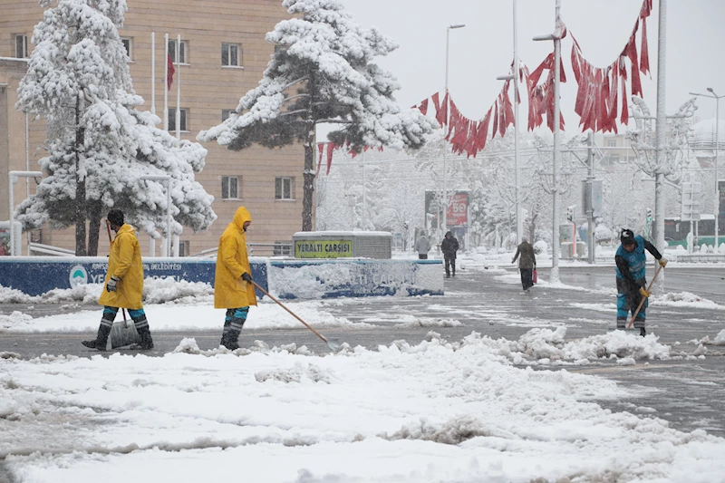 Kayseri kent merkezi, beyaz örtüyle kaplandı