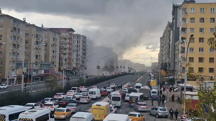 Ağır hasarlı bina yıkım sırasında çöktü, trafik önlem amaçlı durduruldu