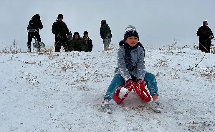 Kayseri’de çocuklar, fırın tepsisi, leğen ve poşetle kızak kaydı