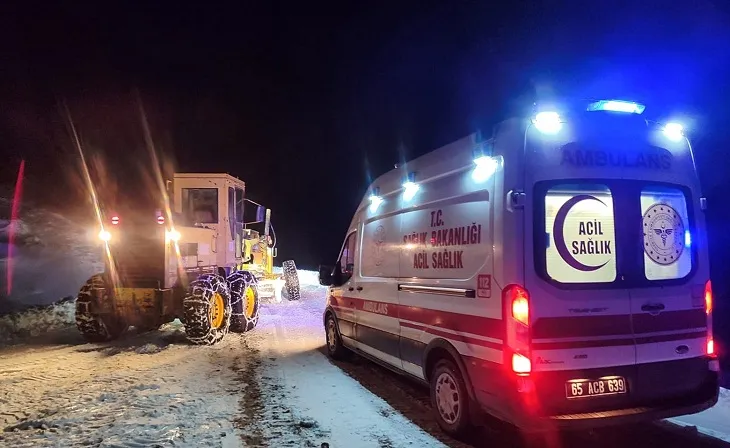 Rahatsızlanan asker, kardan kapanan yol açılarak hastaneye kaldırıldı