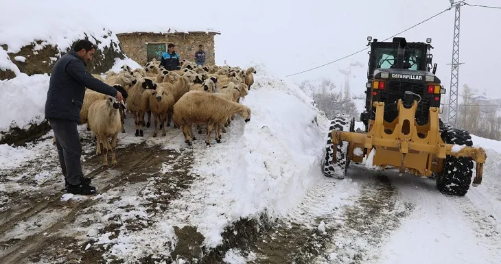 Karda mahsur kalan vatandaşların yardımına Battalgazi Belediyesi yetişti