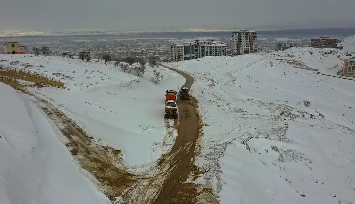 Malatya’da kardan kapanan  45 mahalle yolunda çalışmalar devam ediyor