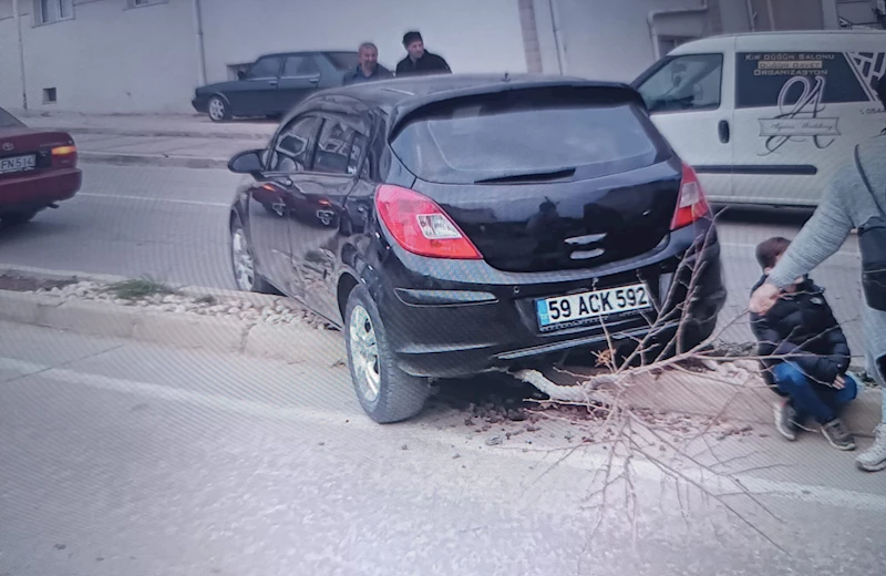 El freni çekilmeyen otomobil, araca ve ağaca çarptı; sürücü yaralandı