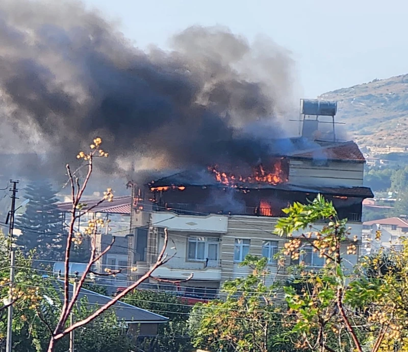 Yangında mahsur kalan 3 kişiyi itfaiye kurtardı