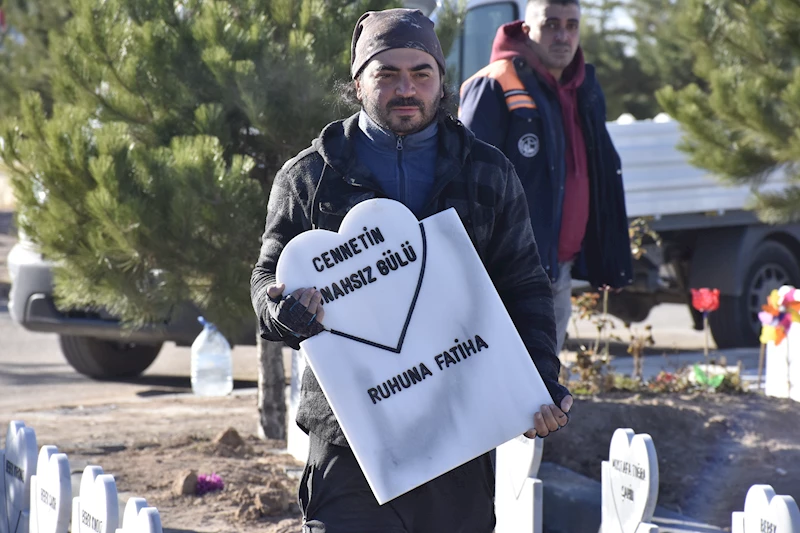 Parçalanmış halde bulunan bebeğe kalp şeklinde mezar taşı