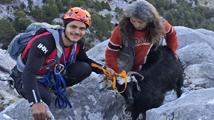 Uçurumda mahsur kalan keçi kurtarıldı