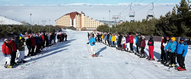 Üniversitelilere 2 bin 500 metrede kayak dersi