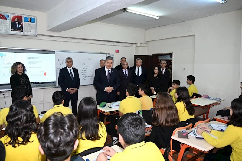 Vali Yılmaz ; Ülkenize hizmet etmenin en iyi yolu okumaktır