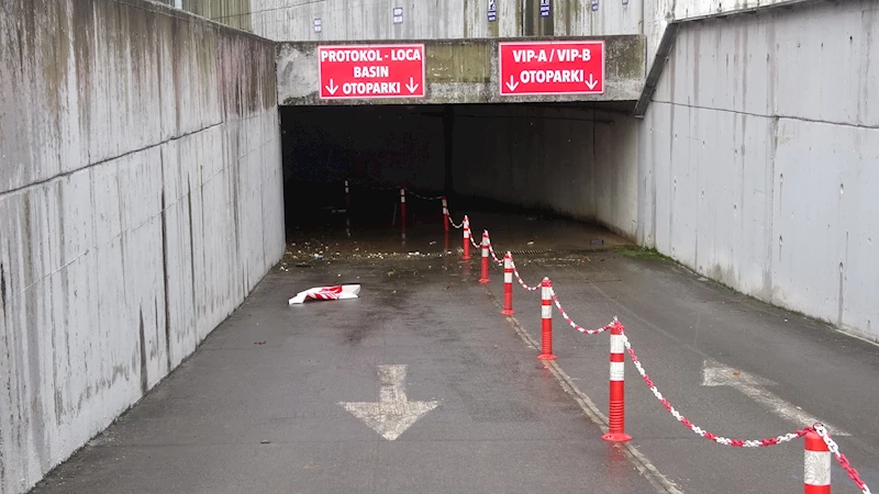 Dev dalgalar stadyuma ulaştı, otopark su ve çamurla doldu